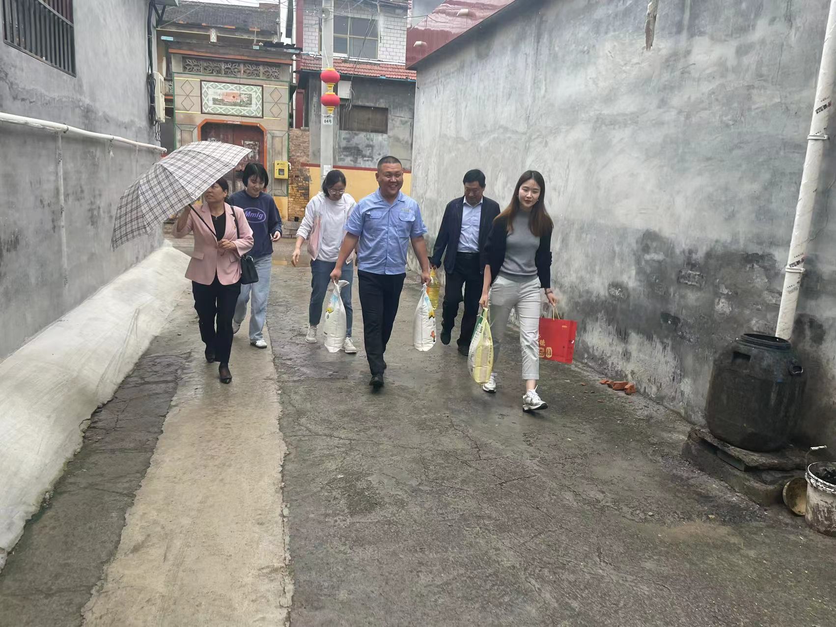 慶雙節(jié)不忘困難職工、送糧油傳遞支部關(guān)愛(ài)